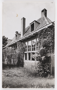 18101 Gezicht op de jeugdherberg De Heidebloem (Bosstraat 16) te Soest.